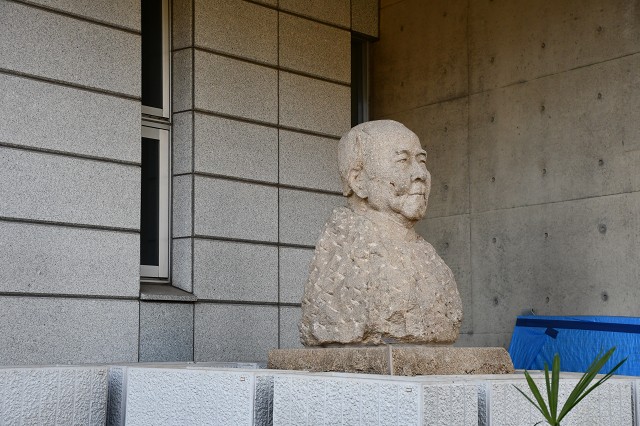 渋沢栄一　石像