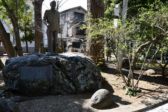 富岡宮司寿像と謎の石