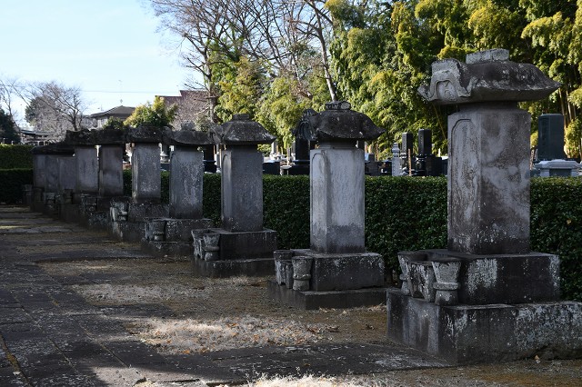 岡部藩主歴代の墓