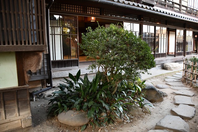 旧渋沢邸「中の家」　庭