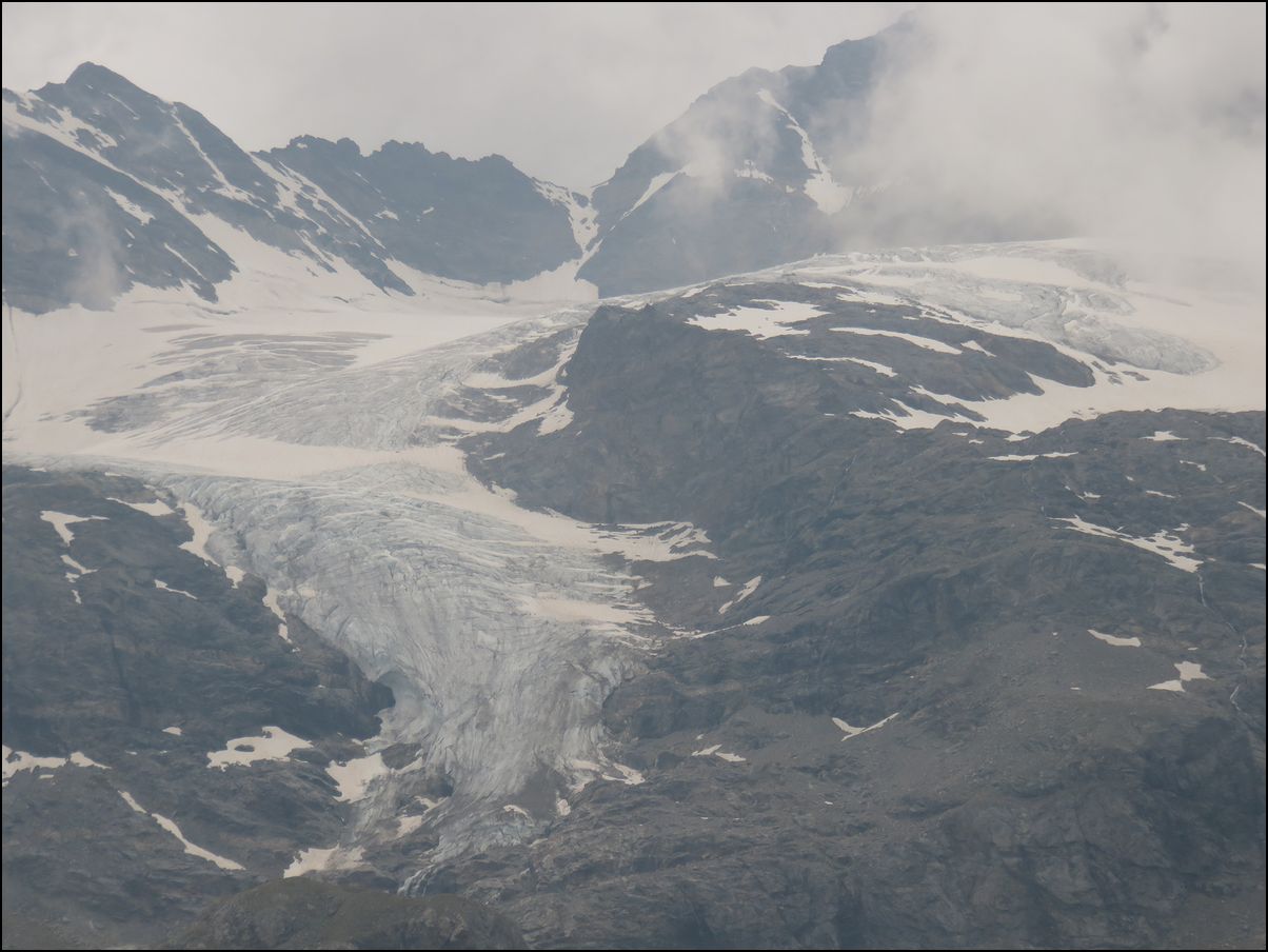 12）ベルニナ特急はサンモリッツをめざす＠氷河が次々現れます