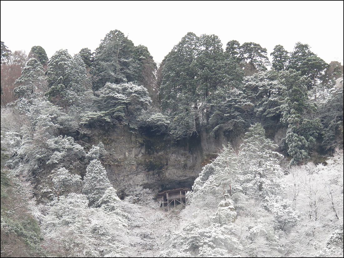 三徳山 投入堂/雪に浮かぶ謎の堂＠鳥取県/三朝町
