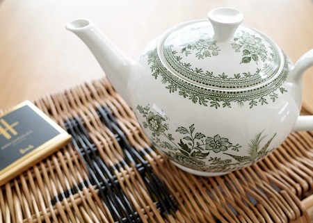半世紀前、ウェッジウッドの親戚の窯元が製作した英国老舗紅茶商