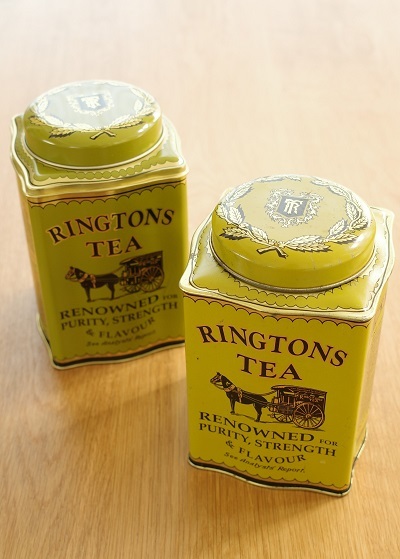 イギリスのアンティークマーケットで見つけたリントンズの限定缶も 