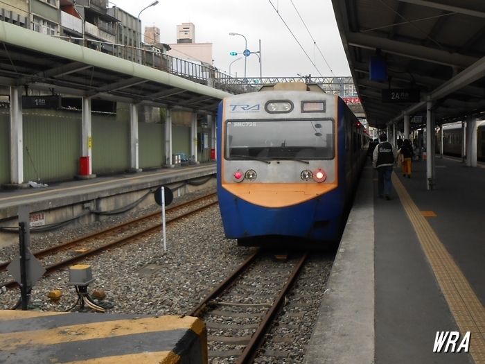 台鐵EMU700型在基隆站