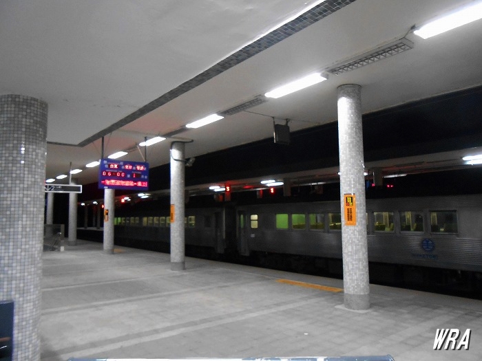 台鐵關山站第一月台與DR2700白鐵仔