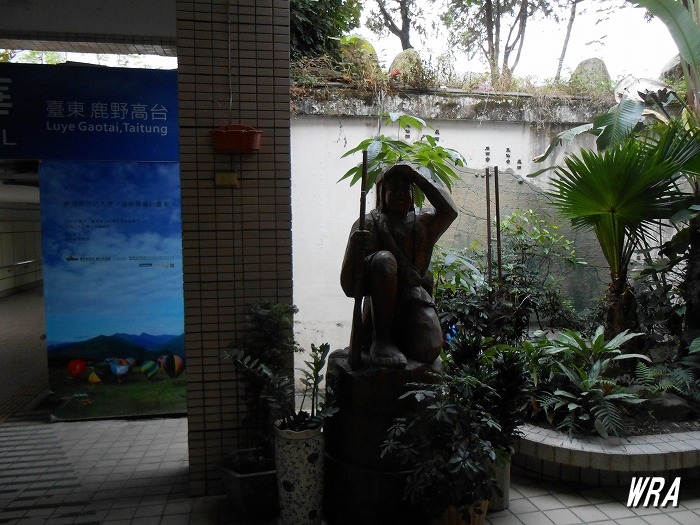 台東駅台湾原住民の像