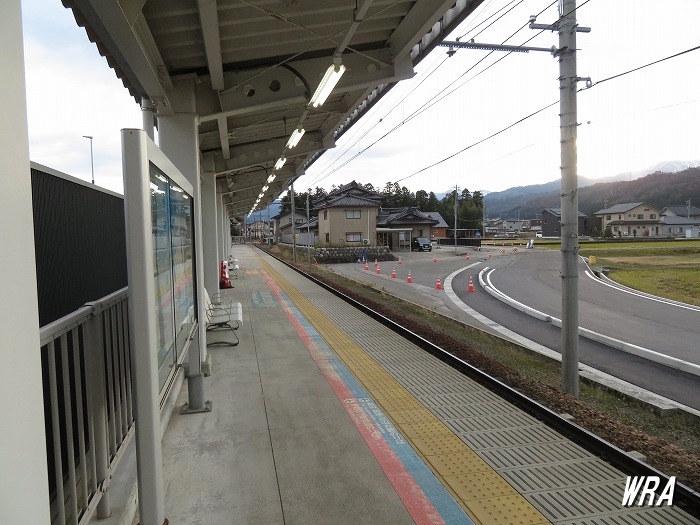 簡易な構造の富山地方鉄道新黒部駅