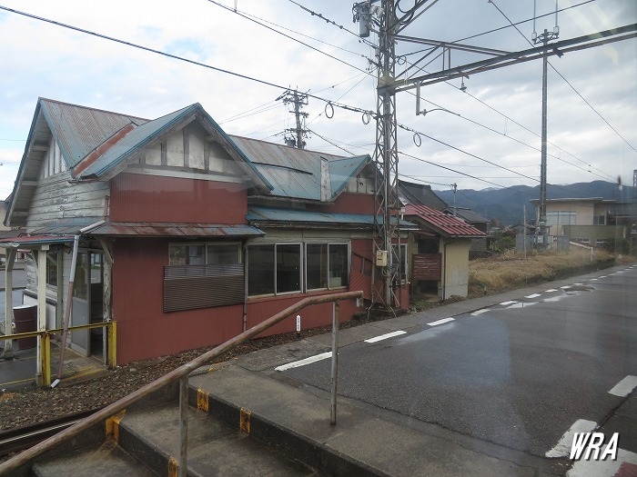 富山地方鉄道愛本駅の木造駅舎