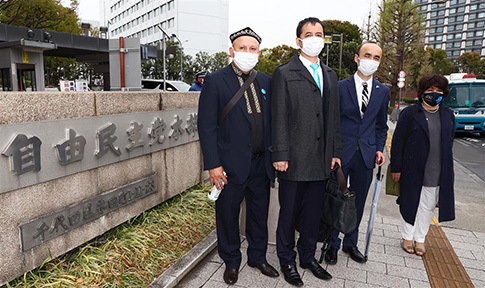 党会合出席のため自民党本部を訪れた日本ウイグル協会の幹部ら